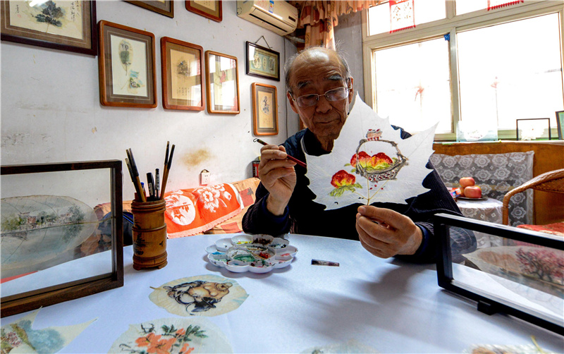古稀老人巧手绘制叶脉画，化朽木为奇珍的美术品